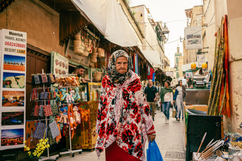 De Mallorca al mundo: los mejores vuelos directos desde Son Sant Joan para escapar un fin de semana 2 Mujer mayor en un mercado tradicional de Fez, Marruecos
