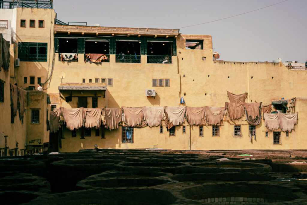 De Mallorca al mundo: los mejores vuelos directos desde Son Sant Joan para escapar un fin de semana 3 Vista de un taller de curtido en Fez, Marruecos, con pieles colgadas