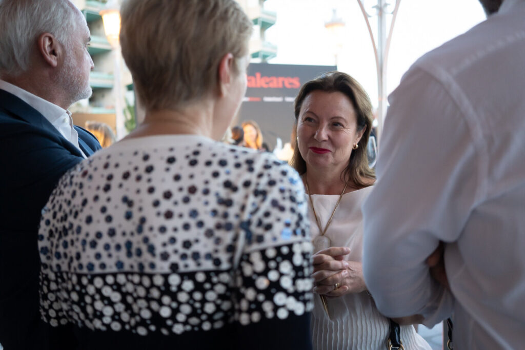 Forbes Baleares: la marca que lleva 108 años contando el poder del dinero llega a las islas 26 Evento de lanzamiento de Forbes Baleares con asistentes conversando.