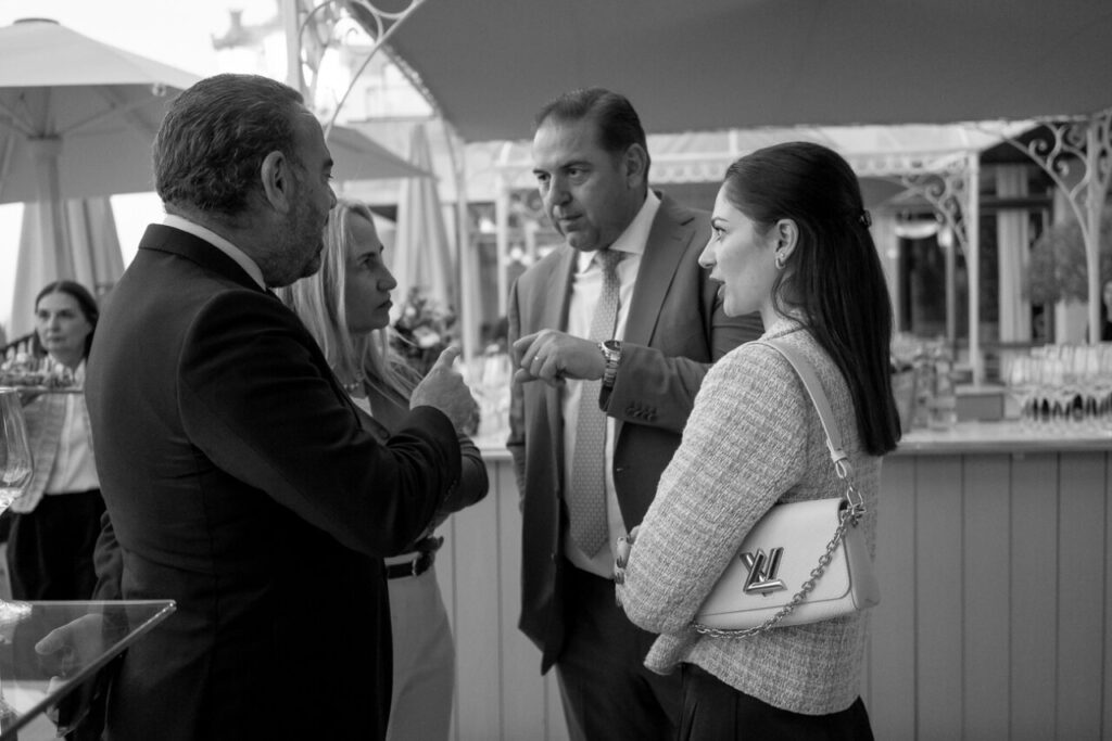 Forbes Baleares: la marca que lleva 108 años contando el poder del dinero llega a las islas 24 Grupo de personas conversando en la terraza del Hotel Meliá Victoria