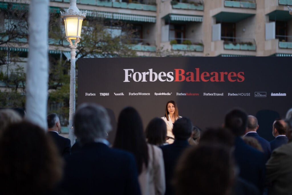 Forbes Baleares: la marca que lleva 108 años contando el poder del dinero llega a las islas 18 Presentación de Forbes Baleares en un evento en Palma