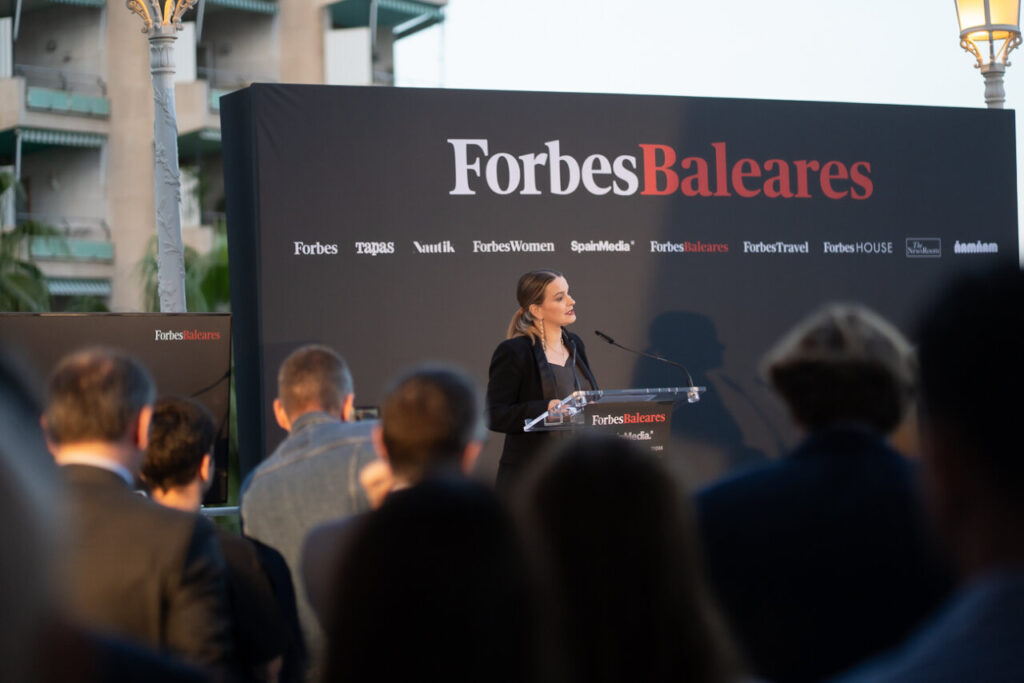 Forbes Baleares: la marca que lleva 108 años contando el poder del dinero llega a las islas 16 Presentadora en el lanzamiento de Forbes Baleares en un evento al aire libre