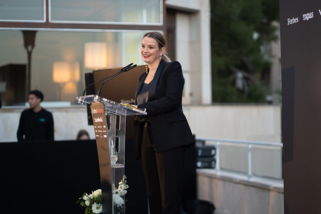 Forbes Baleares: la marca que lleva 108 años contando el poder del dinero llega a las islas 15 Presentadora en el lanzamiento de Forbes Baleares en Palma