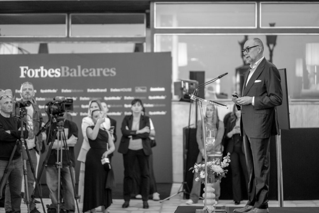 Forbes Baleares: la marca que lleva 108 años contando el poder del dinero llega a las islas 12 Presentación de Forbes Baleares en un evento con autoridades y empresarios.