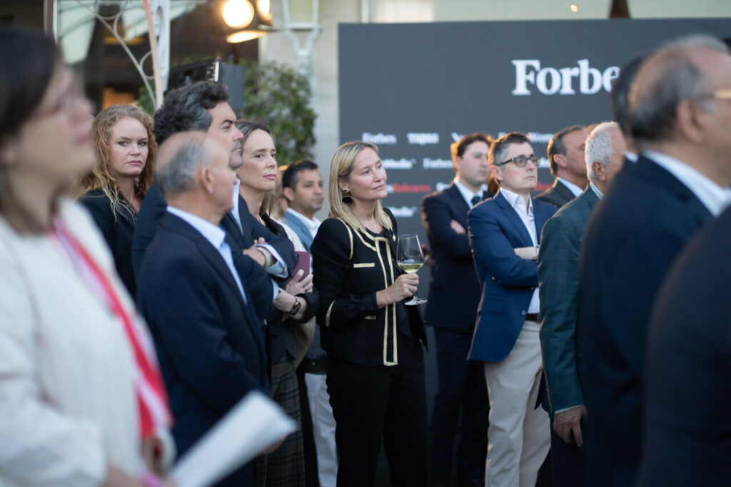 Forbes Baleares: la marca que lleva 108 años contando el poder del dinero llega a las islas 11 Asistentes al lanzamiento de Forbes Baleares en Palma con vista al puerto.