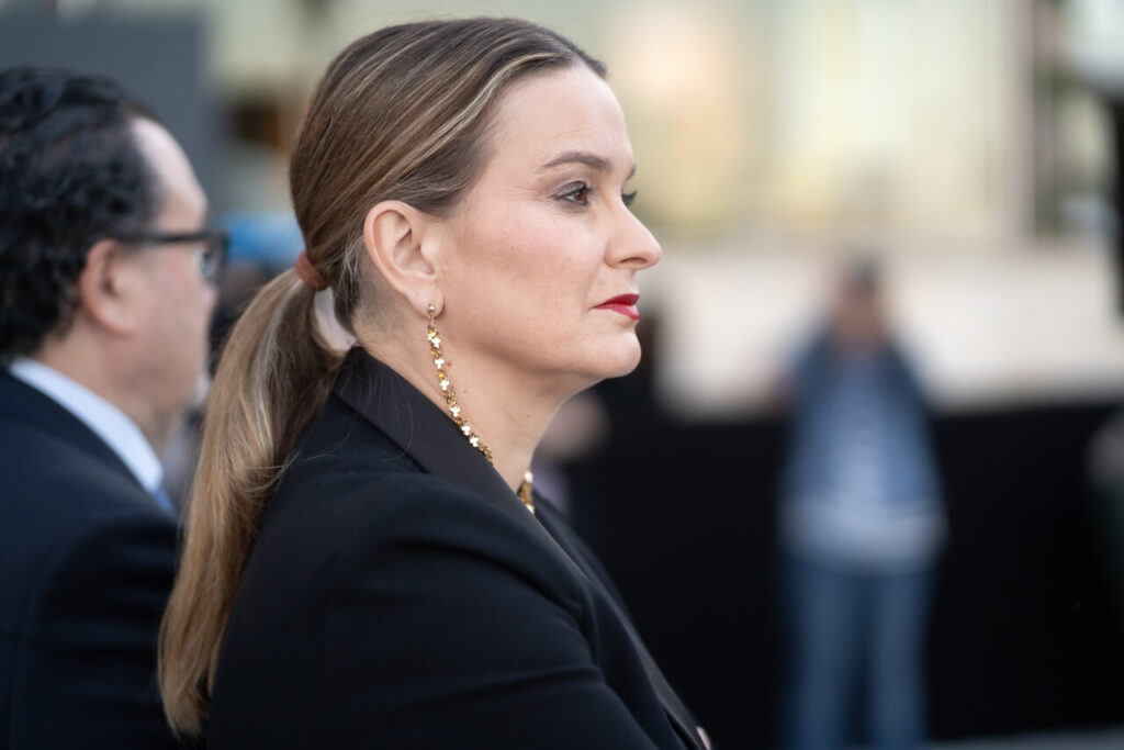 Forbes Baleares: la marca que lleva 108 años contando el poder del dinero llega a las islas 8 Mujer con cabello recogido y pendientes dorados en evento de Forbes Baleares.
