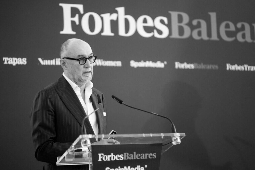 Presentación de Forbes Baleares en un evento con un orador