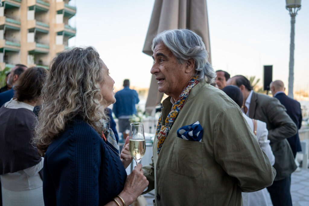 Forbes Baleares: la marca que lleva 108 años contando el poder del dinero llega a las islas 22 Asistentes conversando en el lanzamiento de Forbes Baleares en Palma