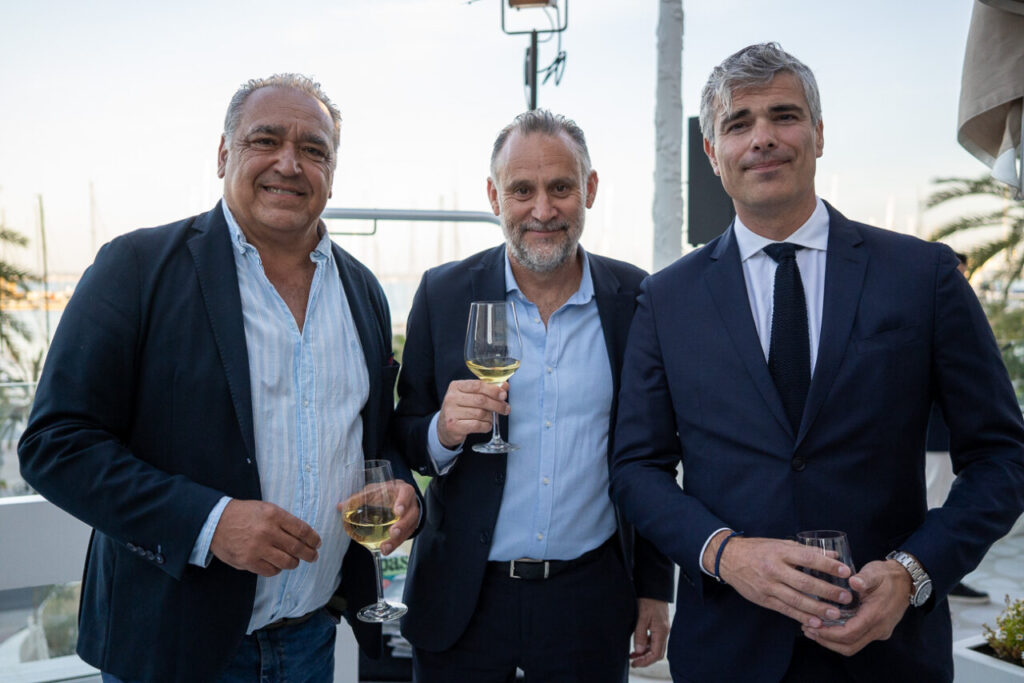 Forbes Baleares: la marca que lleva 108 años contando el poder del dinero llega a las islas 20 Tres hombres en un evento de lanzamiento de Forbes Baleares en Palma.