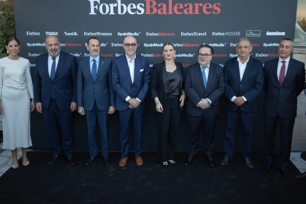 Forbes Baleares: la marca que lleva 108 años contando el poder del dinero llega a las islas 4 Presentación de Forbes Baleares con autoridades y empresarios en un evento