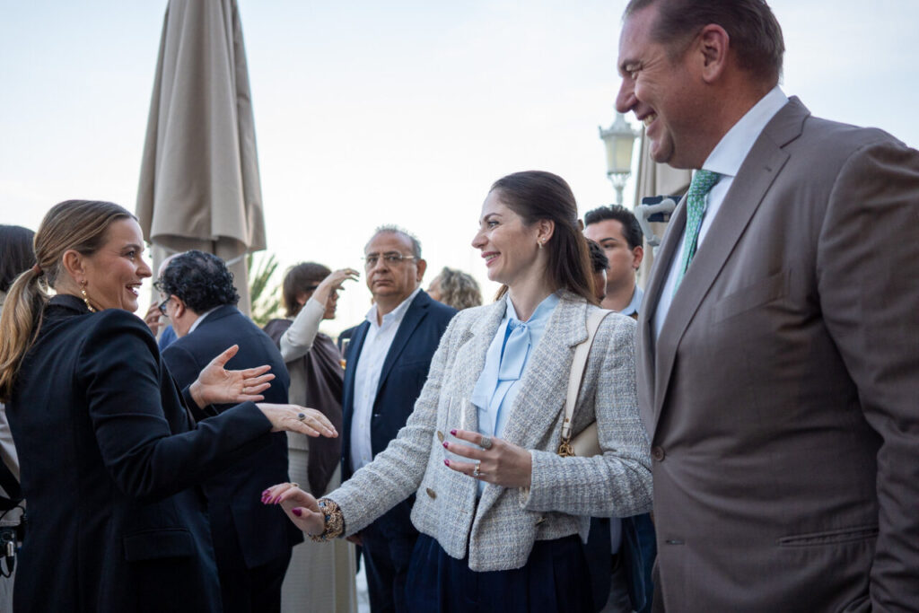 Forbes Baleares: la marca que lleva 108 años contando el poder del dinero llega a las islas 19 Evento de lanzamiento de Forbes Baleares en una terraza con asistentes conversando.