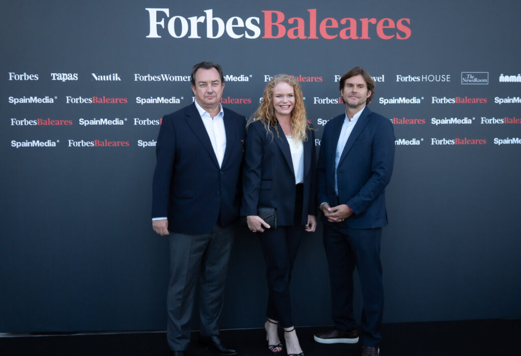 Forbes Baleares: la marca que lleva 108 años contando el poder del dinero llega a las islas 3 Presentación de Forbes Baleares con tres ponentes en un evento