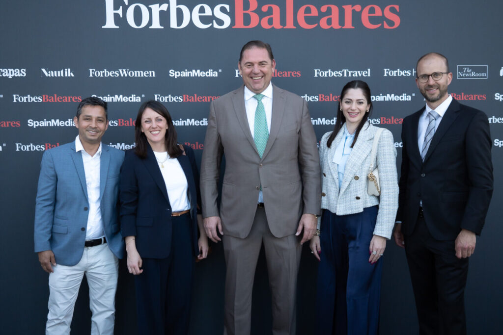 Forbes Baleares: la marca que lleva 108 años contando el poder del dinero llega a las islas 2 Presentación de Forbes Baleares con varios asistentes en el evento.