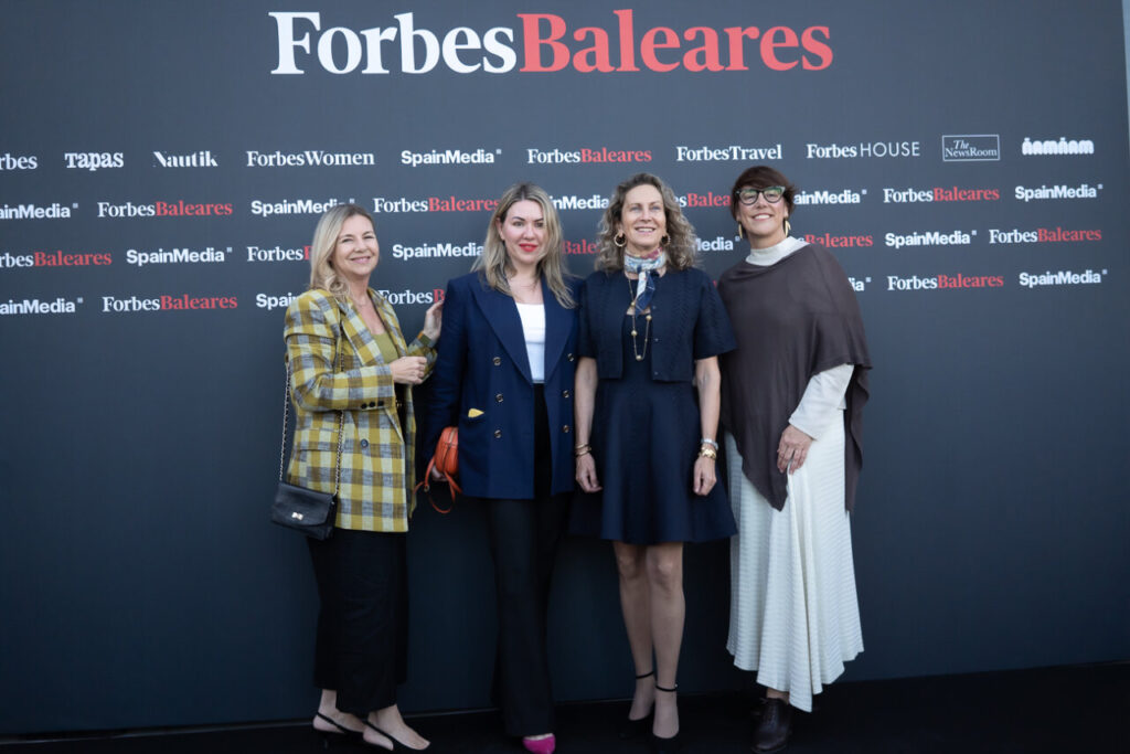 Forbes Baleares: la marca que lleva 108 años contando el poder del dinero llega a las islas 1 Cuatro mujeres posando en el lanzamiento de Forbes Baleares