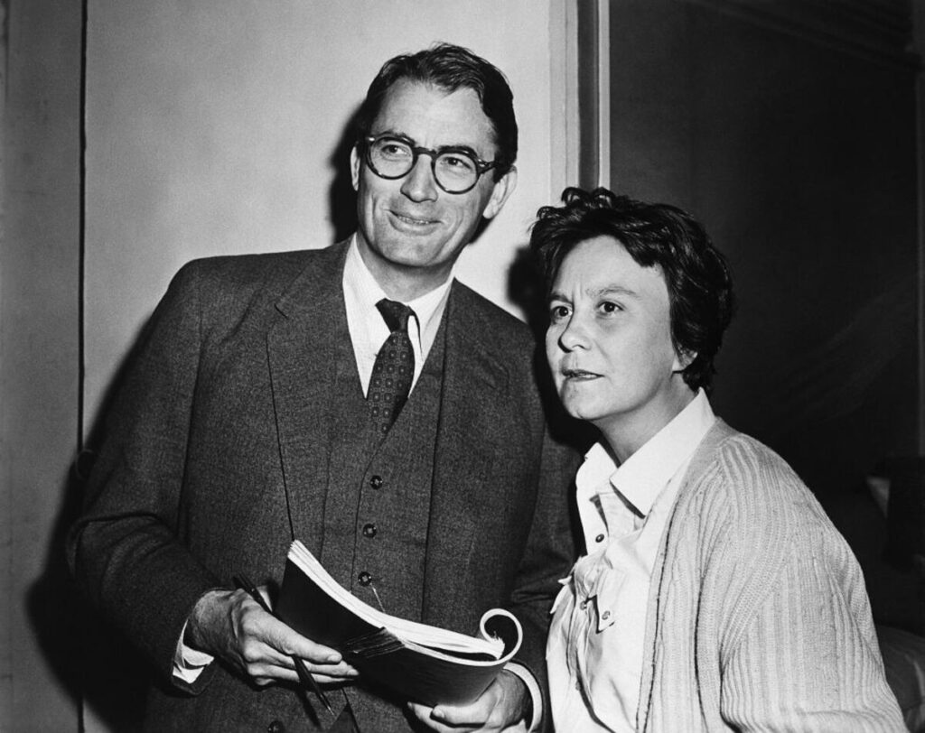 Harper Lee, cien años: la escritora que solo necesitó disparar una vez 3 Harper Lee y Gregory Peck en un evento relacionado con su novela.