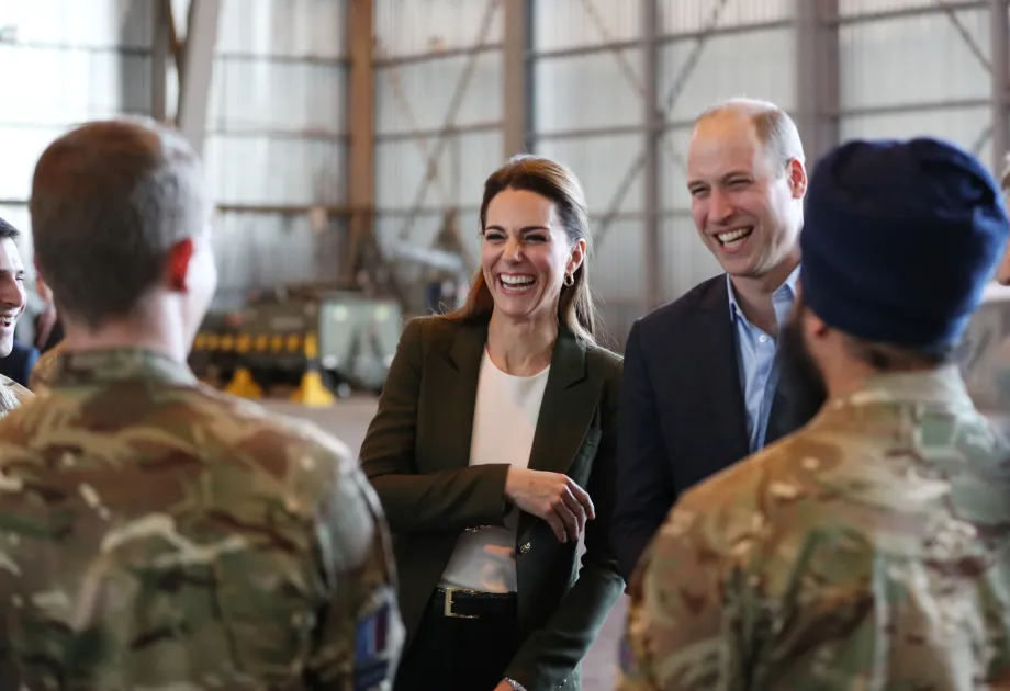 Guillermo y Kate riendo durante un evento con militares