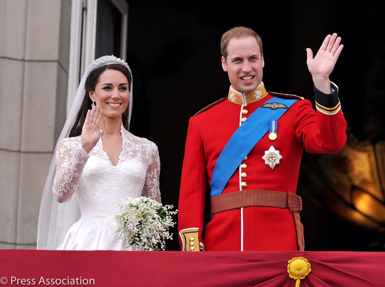 Guillermo y Kate saludando desde el balcón tras su boda real