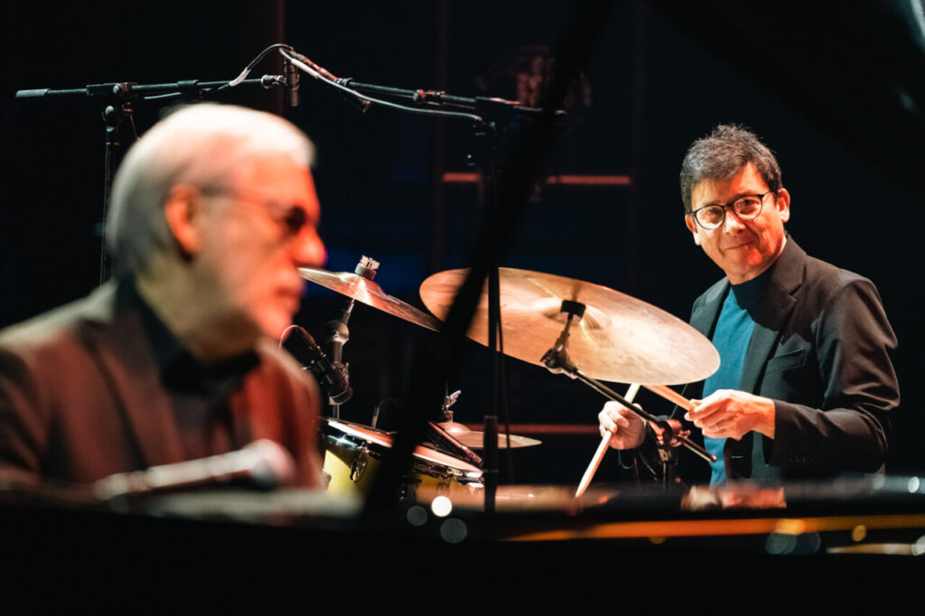 Músicos de jazz actuando en un concierto en vivo
