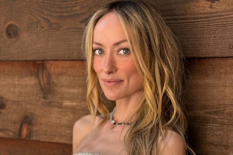 Olivia Wilde con cabello largo y rubio en un fondo de madera