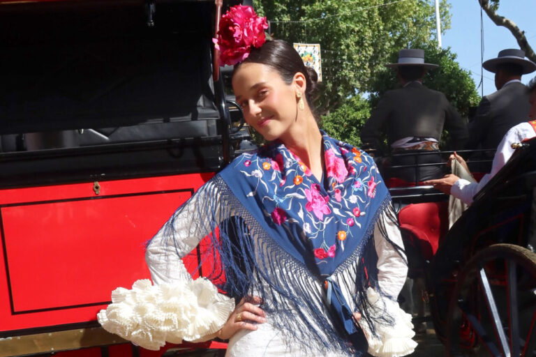 Mujer con traje tradicional español y flores en el cabello