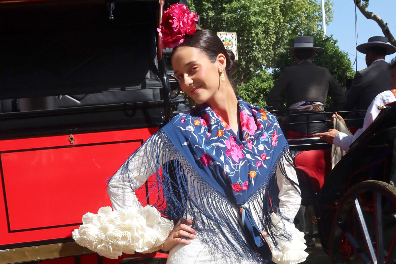 Mujer con traje tradicional español y flores en el cabello