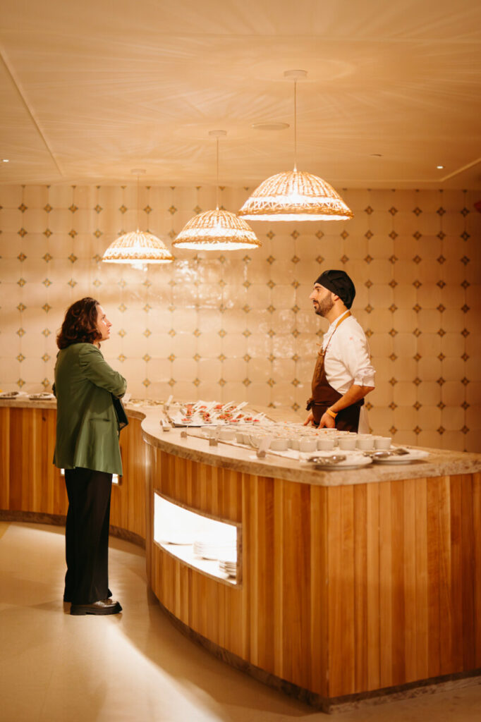 Chef y mujer conversando en el nuevo restaurante Es Balcó de Son Vida