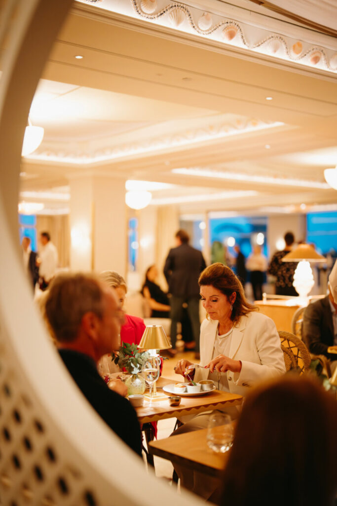 Inauguración del restaurante Es Balcó en el Castillo Son Vida con invitados disfrutando de la cena.