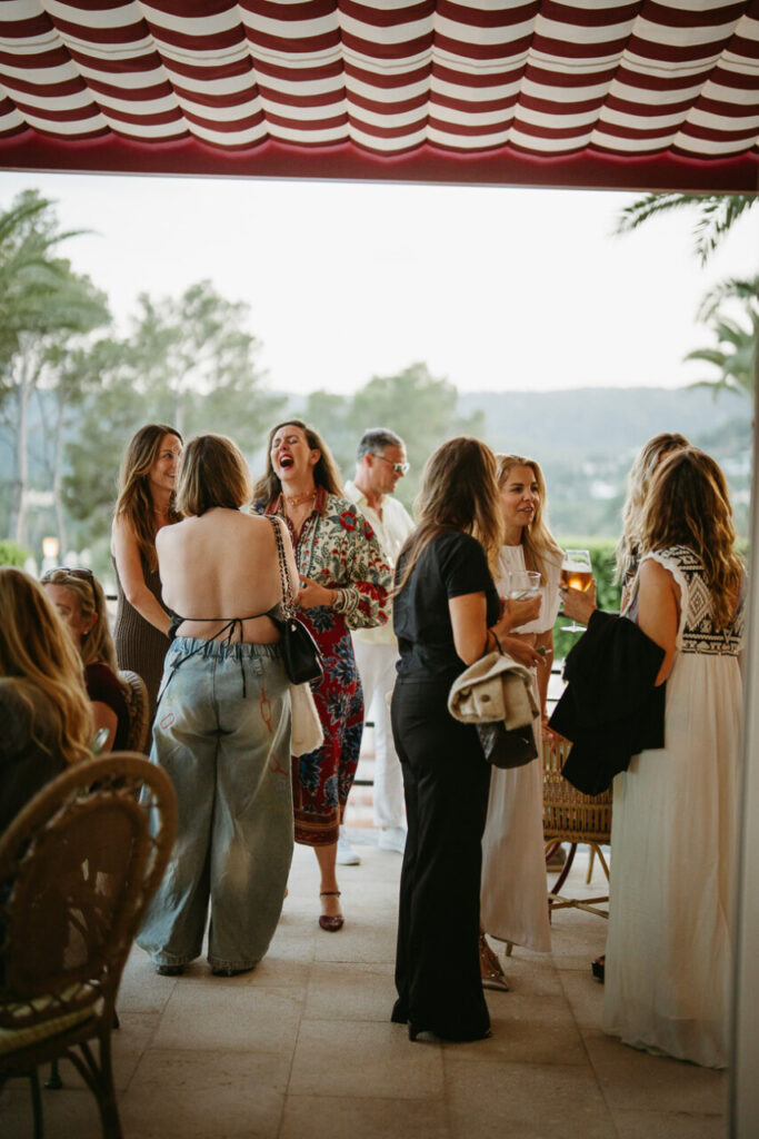 Inauguración de Es Balcó en Castillo Son Vida con invitados disfrutando