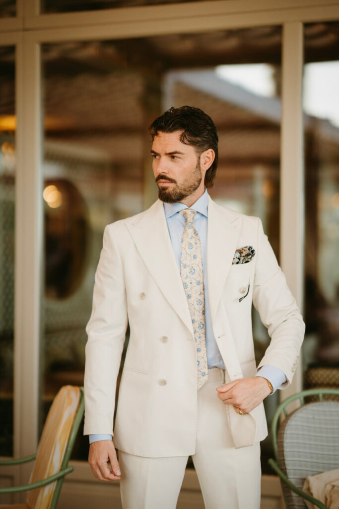 Hombre vestido elegantemente en la inauguración de Es Balcó de Son Vida