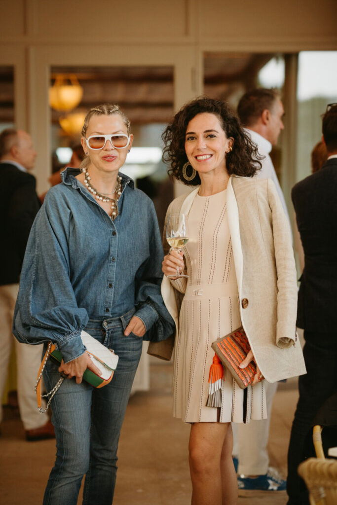 Dos mujeres sonrientes en la inauguración de Es Balcó de Son Vida