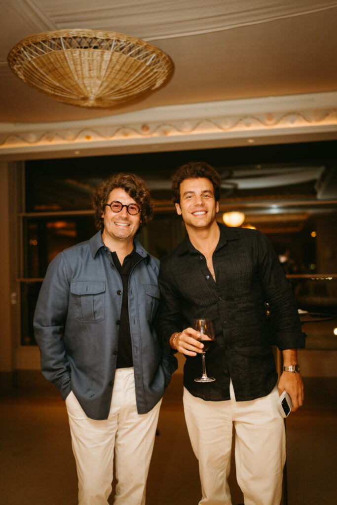 Dos hombres sonrientes en la inauguración de Es Balcó en Mallorca