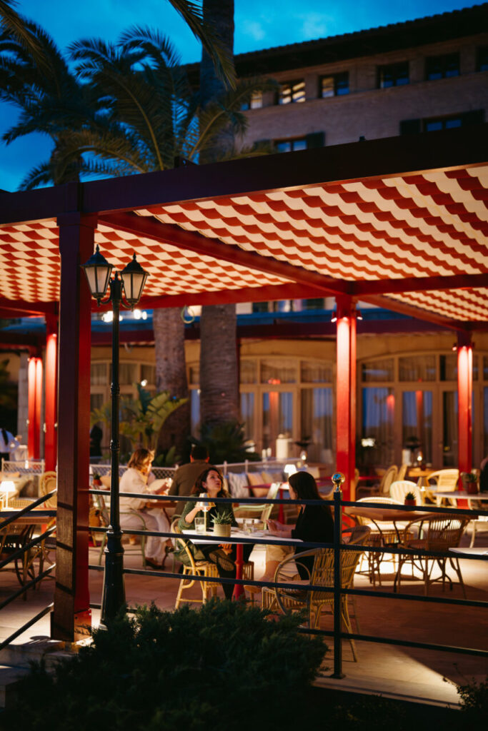 Vista del restaurante Es Balcó en el Castillo Son Vida con iluminación nocturna