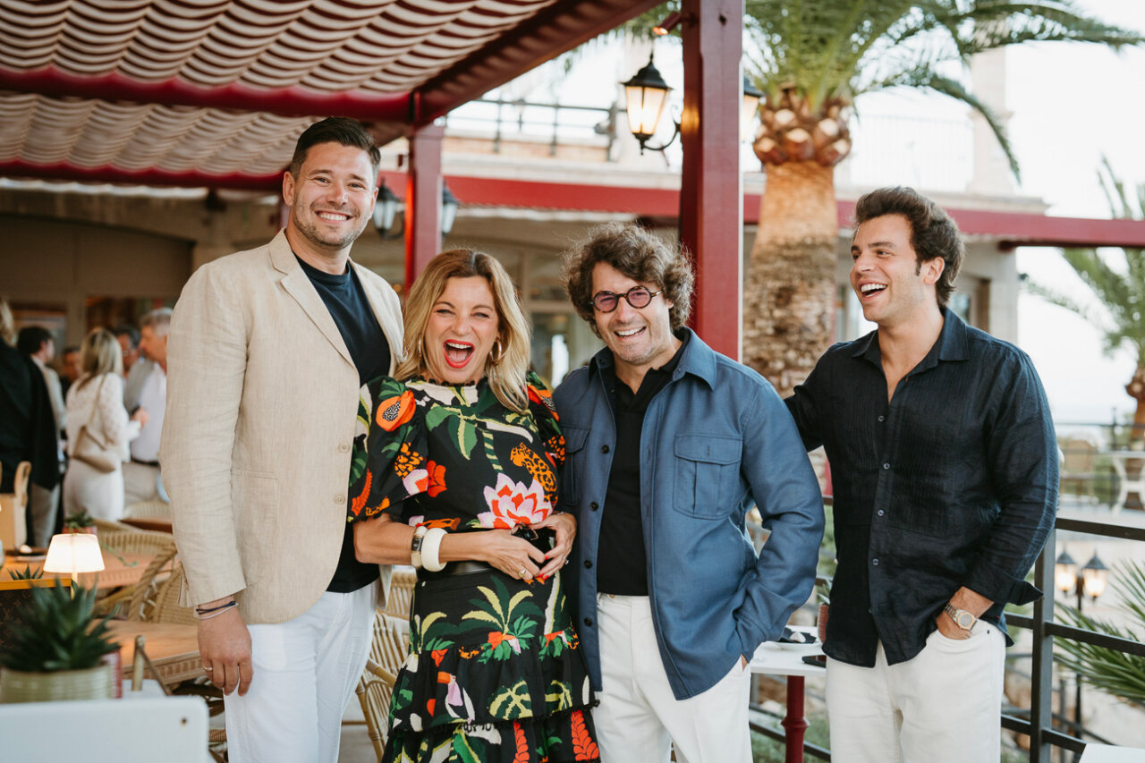Grupo de personas sonriendo en la inauguración de Es Balcó de Son Vida