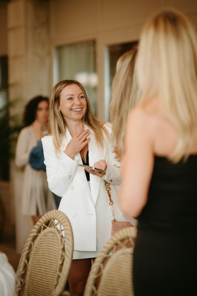 Mujer sonriendo en evento de inauguración en restaurante Es Balcó