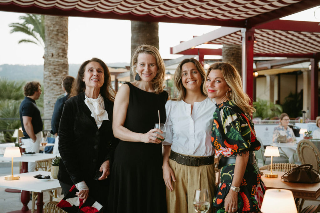 Grupo de mujeres sonrientes durante la inauguración de Es Balcó de Son Vida