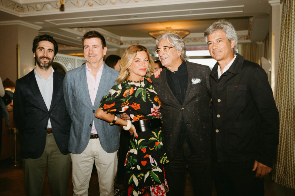 Grupo de personas en la inauguración de Es Balcó en Mallorca