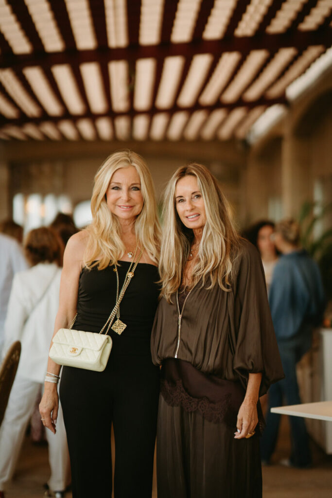 Dos mujeres sonrientes en la inauguración de Es Balcó de Son Vida