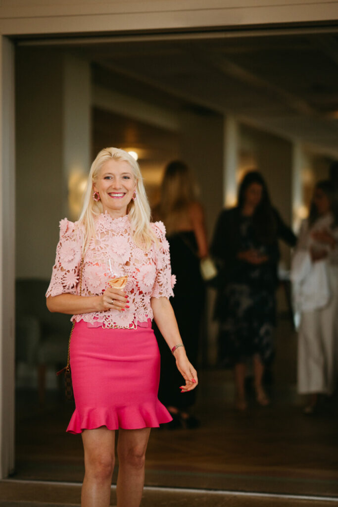 Mujer sonriente con vestido rosa en la inauguración de Es Balcó de Son Vida