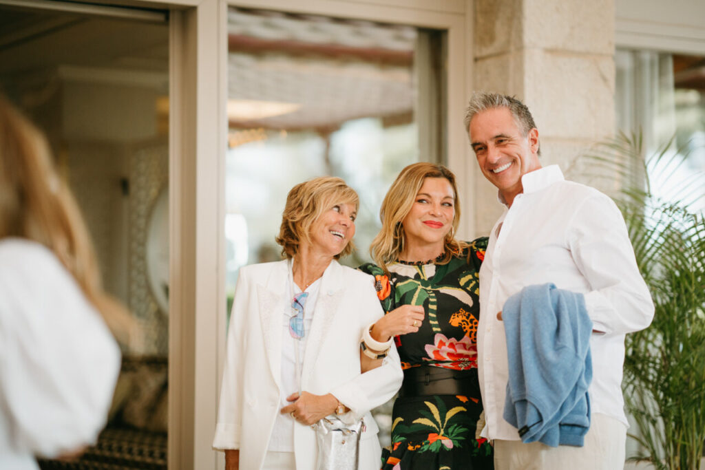 Tres personas sonrientes en la inauguración del restaurante Es Balcó de Son Vida