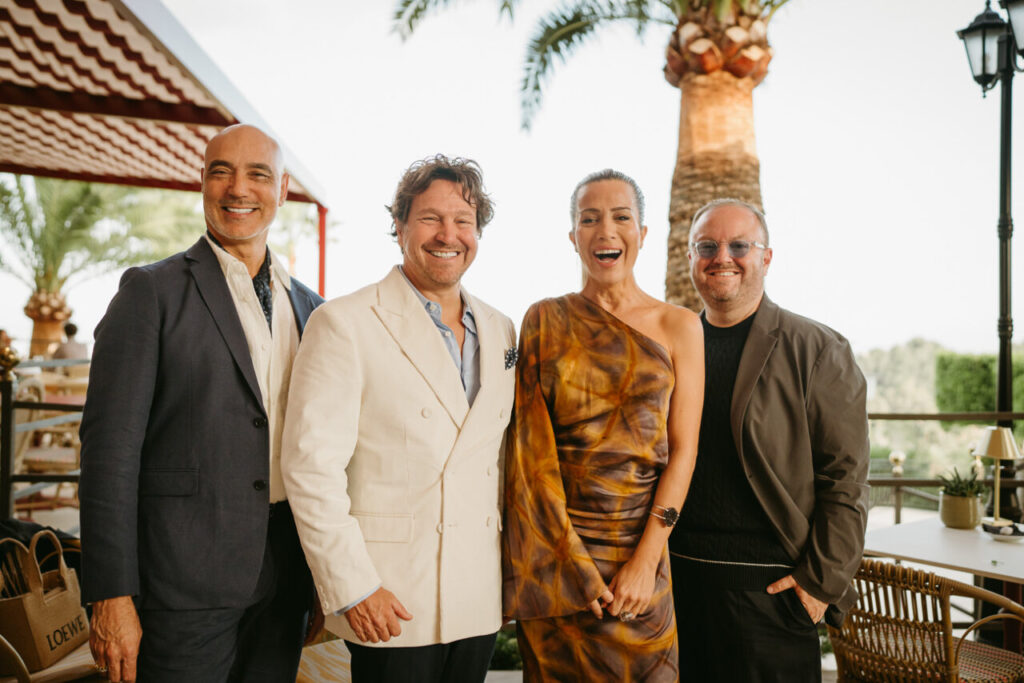Grupo de personas sonrientes en la inauguración de Es Balcó en Mallorca