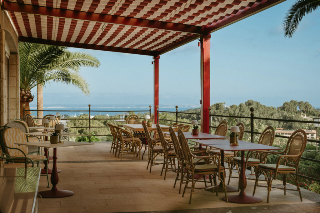 Terraza del restaurante Es Balcó con vistas al mar en Mallorca