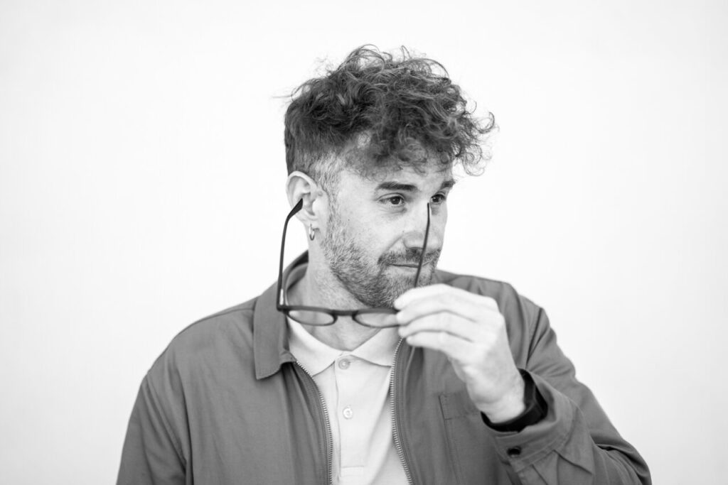 Andrés Boned Andreu sosteniendo gafas en una entrevista