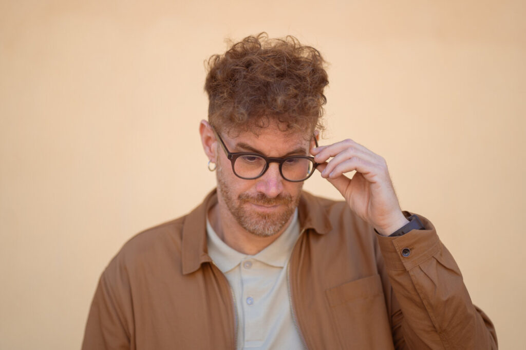 Andrés Boned Andreu reflexionando durante una entrevista sobre música electrónica.