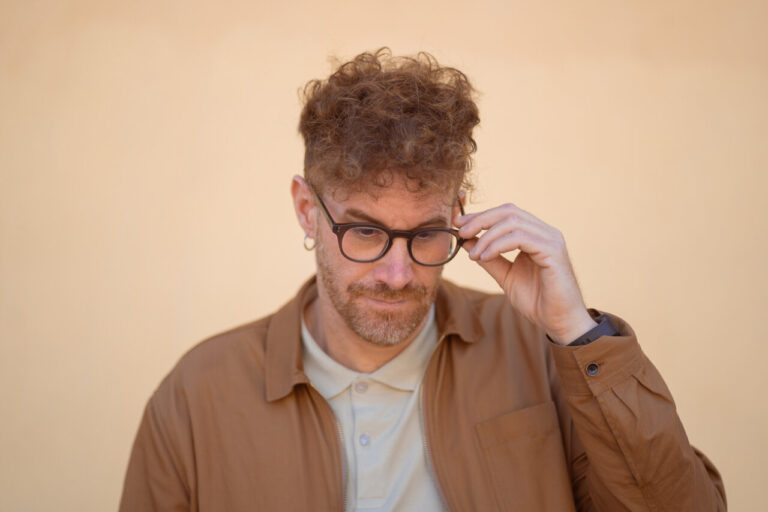 Andrés Boned Andreu reflexionando durante una entrevista sobre música electrónica.
