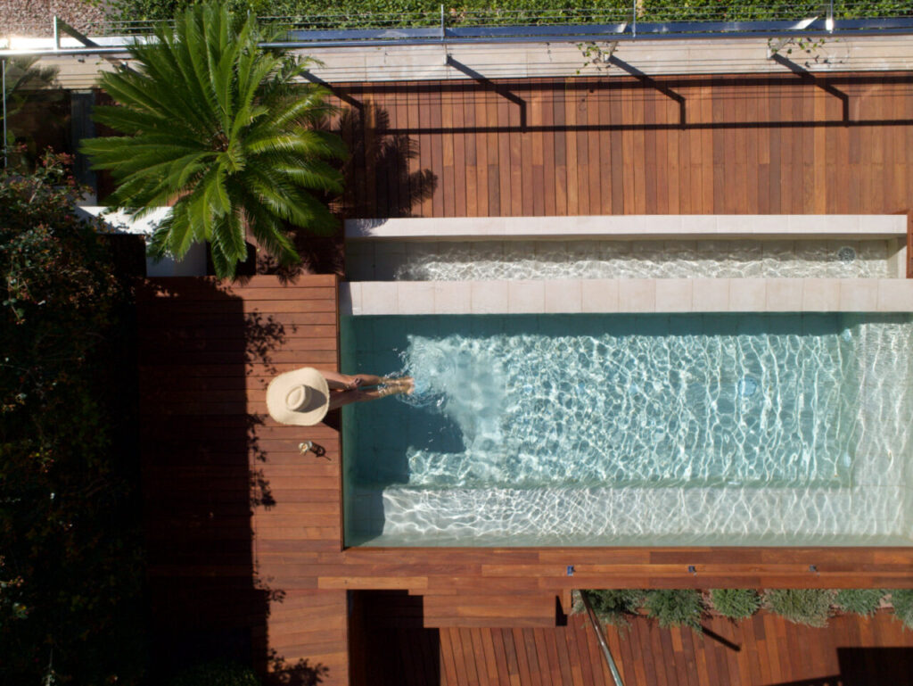 Vista aérea de la piscina en Ibiza Gran Hotel con vegetación