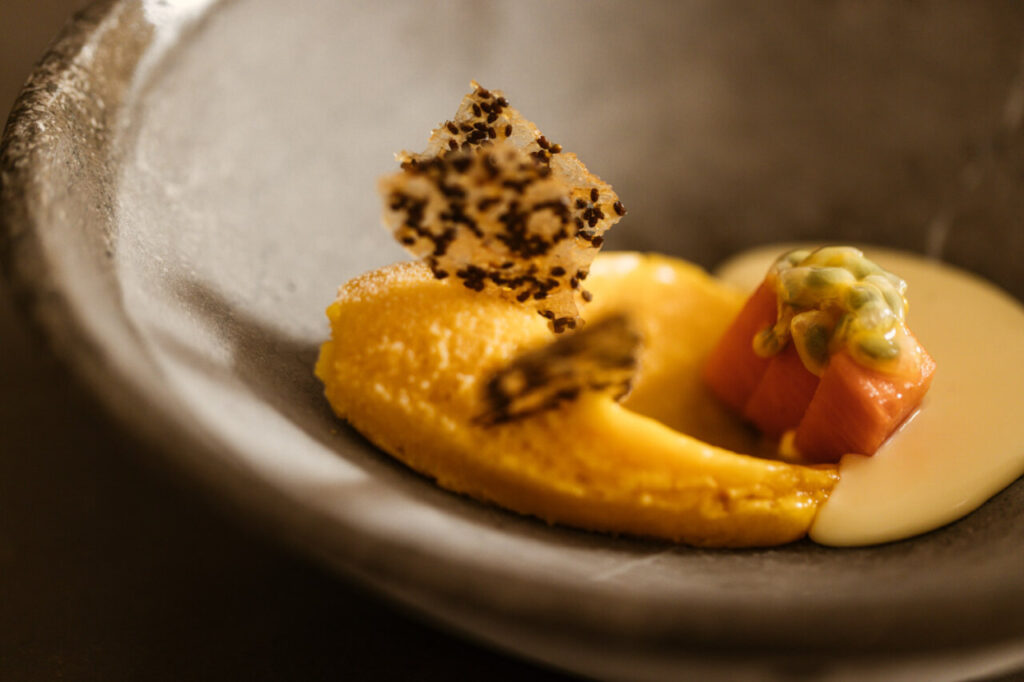 Plato gourmet del Ibiza Gran Hotel con ingredientes frescos y presentación elegante