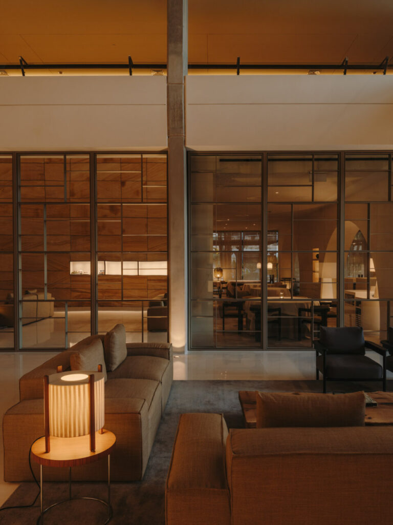 Interior de una suite renovada en Ibiza Gran Hotel por Sandra Tarruella