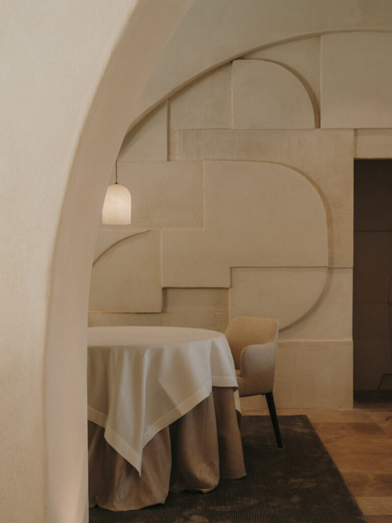 Interior de una suite del Ibiza Gran Hotel diseñado por Sandra Tarruella