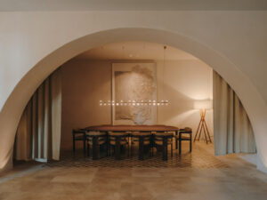 Interior de una suite renovada en Ibiza Gran Hotel por Sandra Tarruella