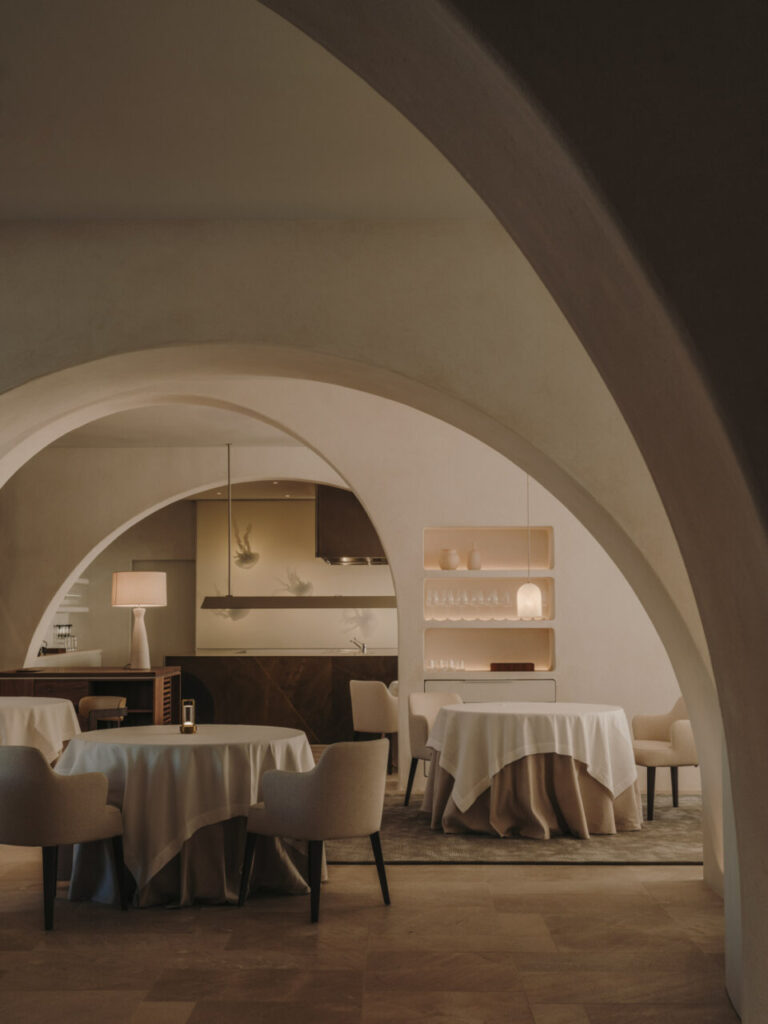 Interior del Ibiza Gran Hotel con mesas elegantes y arcos arquitectónicos
